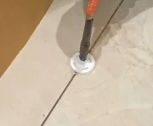 昭阳瓷砖空鼓维修公司专业解答瓷砖在铺贴过程中，如果没有涂抹均匀到位的粘结材料（如水泥砂浆或瓷砖胶），可能会导致以下问题