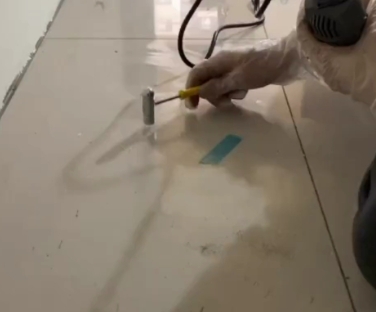 昭阳瓷砖开裂维修公司专业分享瓷砖在铺贴前如果没有沥干水分，将会导致以下问题